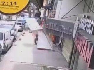 İstanbul'da tabela takmaya çalışan şahıs kaldırımda bekleyen kişinin üzerine düştü