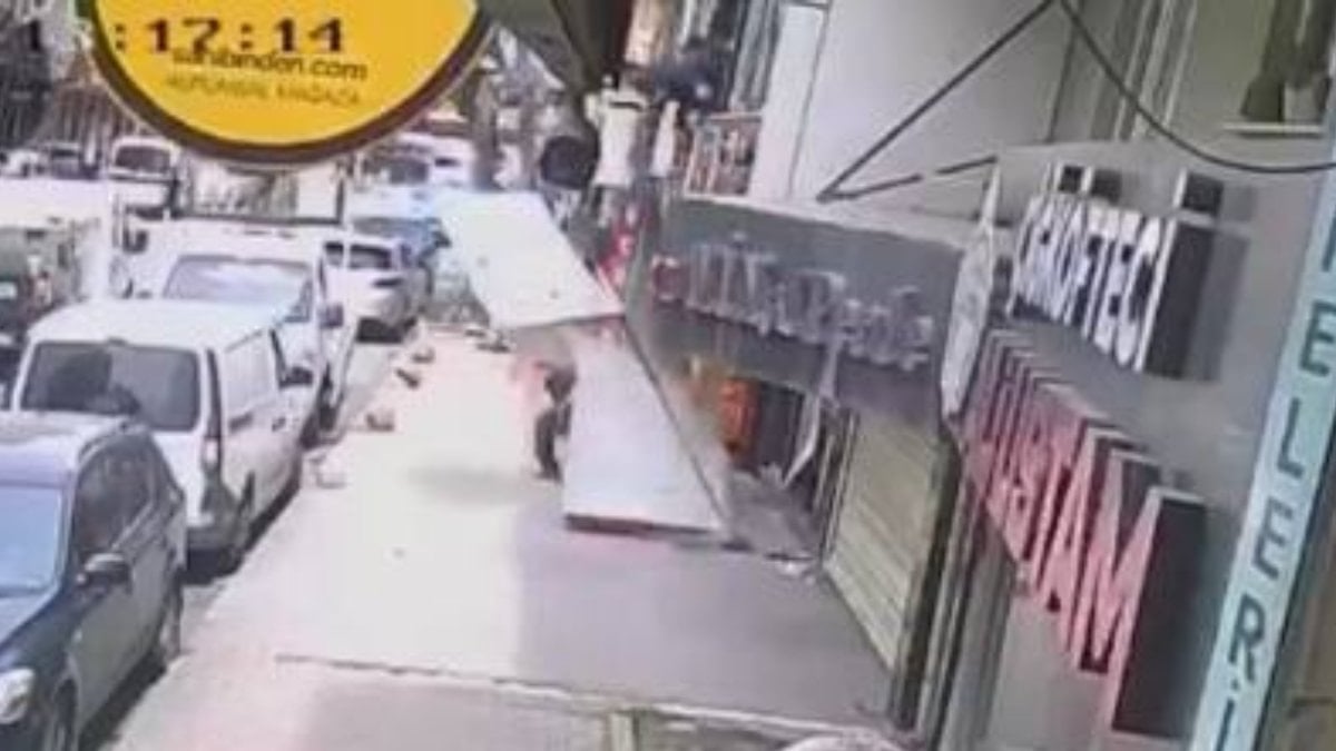 İstanbul'da tabela takmaya çalışan şahıs kaldırımda bekleyen kişinin üzerine düştü