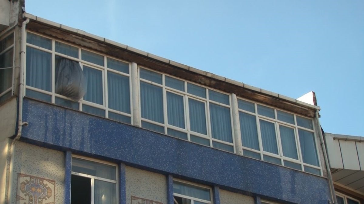 İstanbul'da çatıda çıkan yangın 3 binaya sıçradı