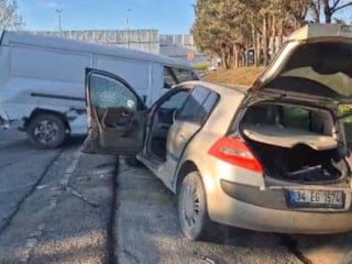 İstanbul'da kontrolden çıkan kepçe iki araca ağır hasar verdi
