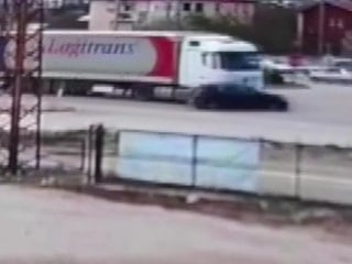 Amasya'da tırın otomobili önüne katıp sürüklediği kaza kamerada