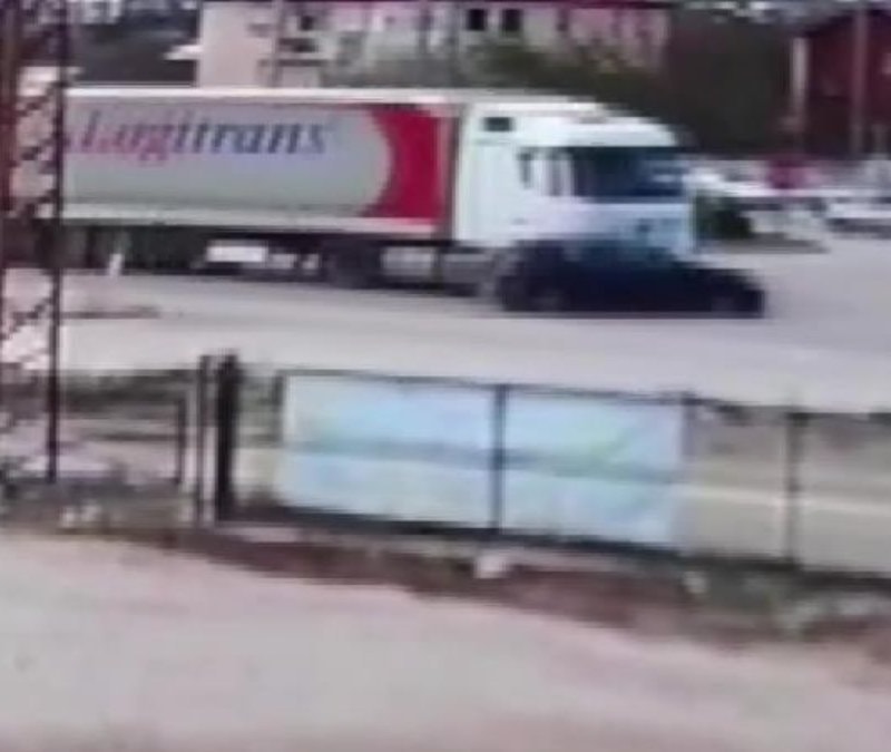 Amasya'da tırın otomobili önüne katıp sürüklediği kaza kamerada