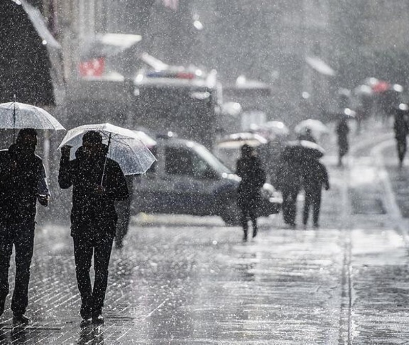 İstanbul'da sıcaklık düşüyor: Kuvvetli yağış bekleniyor