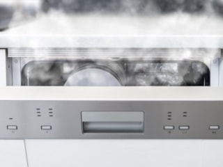 Temiz görünen bulaşık makinesi neden koku yapar