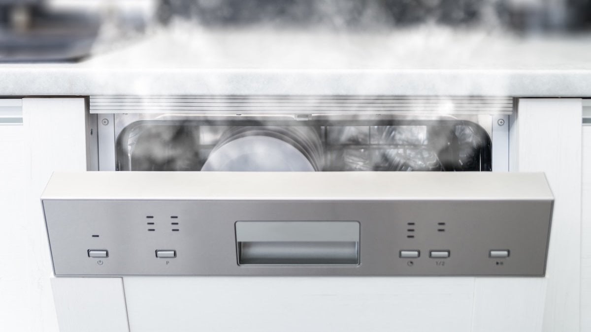 Temiz görünen bulaşık makinesi neden koku yapar