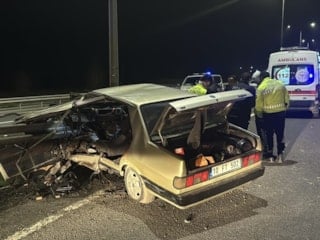 Kütahya'da bariyere saplanan otomobilin sürücüsü öldü