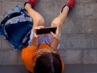 İngiltere okullarda telefon kullanımını yasaklayacak