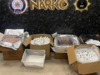 İstanbul’da uyuşturucu operasyonu: Yüz binlerce hap ele geçirildi