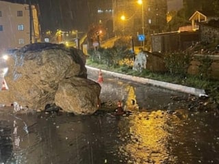 Hakkari'de dev kayalar yolu kapattı