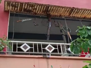 Hatay’da balkonunda silah ve kesici alet sergileyen şahıs yakalandı