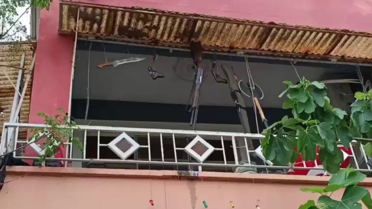 Hatay’da balkonunda silah ve kesici alet sergileyen şahıs yakalandı