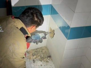 Hatay’da bacaya düşen yavru kedi duvar kırılarak kurtarıldı