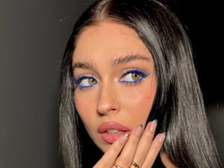 Cemre Baysel'den yeni kareler! Minili pozlarına beğeni yağdı