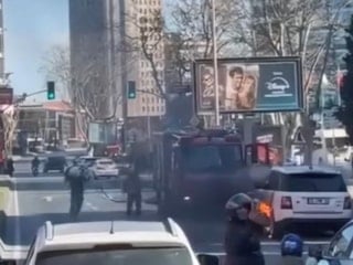 İstanbul'da akan trafikte cipin lastikleri alev aldı: Trafik kilitlendi