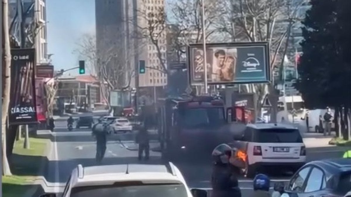 İstanbul'da akan trafikte cipin lastikleri alev aldı: Trafik kilitlendi