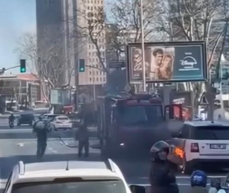 İstanbul'da akan trafikte cipin lastikleri alev aldı: Trafik kilitlendi