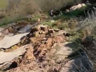 Bursa’da heyelan yolu ikiye böldü