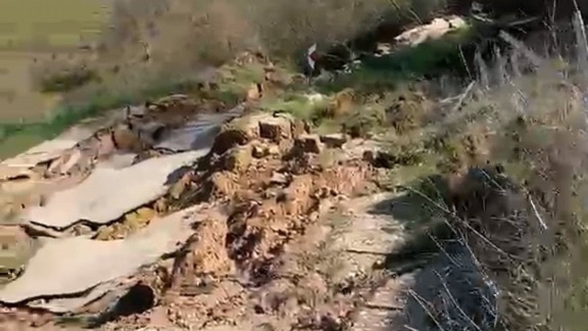 Bursa’da heyelan yolu ikiye böldü