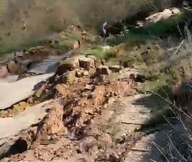 Bursa’da heyelan yolu ikiye böldü