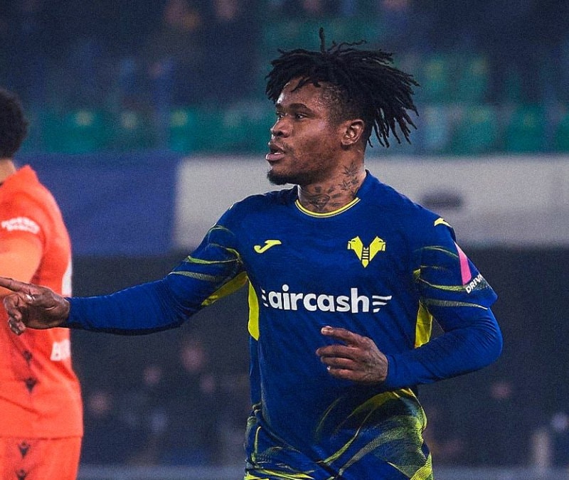 İtalya'da şaşkına çeviren olay: Yıldız oyuncu taraftarla yumruk yumruğa kavga etti!