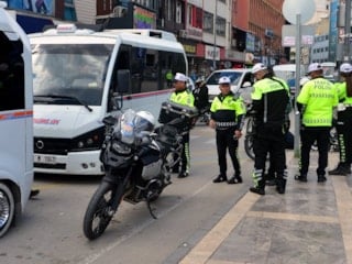Adana'da kural tanımayan minibüs şoförü cezadan kaçamadı: Gazeteciye hakaretler yağdırdı