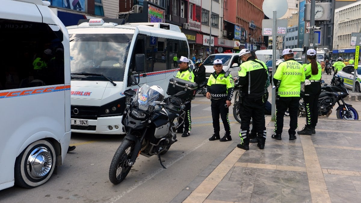Adana'da kural tanımayan minibüs şoförü cezadan kaçamadı: Gazeteciye hakaretler yağdırdı