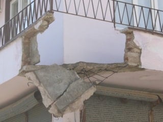 Aydın’da balkon faciası: 5 metreden düşen 2 kişi yaralandı