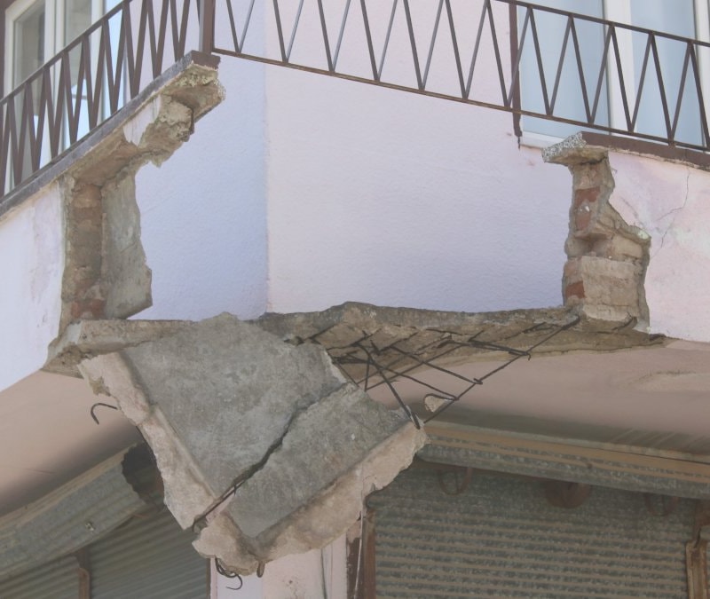 Aydın’da balkon faciası: 5 metreden düşen 2 kişi yaralandı