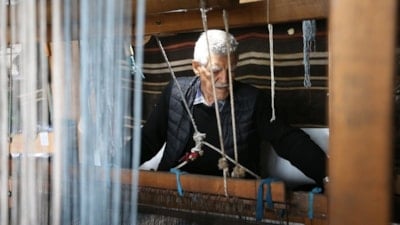 Hatay’da emekli çift, atık kumaşları kilime dönüştürüyor