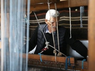 Hatay’da emekli çift, atık kumaşları kilime dönüştürüyor