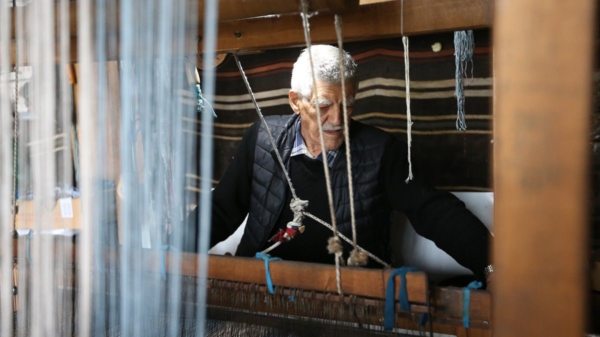 Hatay’da emekli çift, atık kumaşları kilime dönüştürüyor