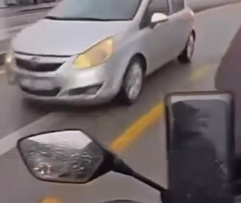 Denizli'de ters yönde ilerledi, trafiği birbirine kattı