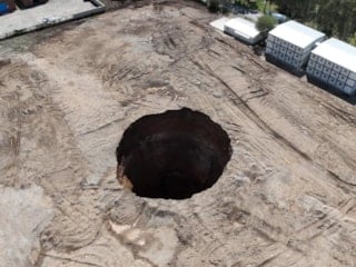 Hatay’da şantiyede 45 metrelik obruk oluştu