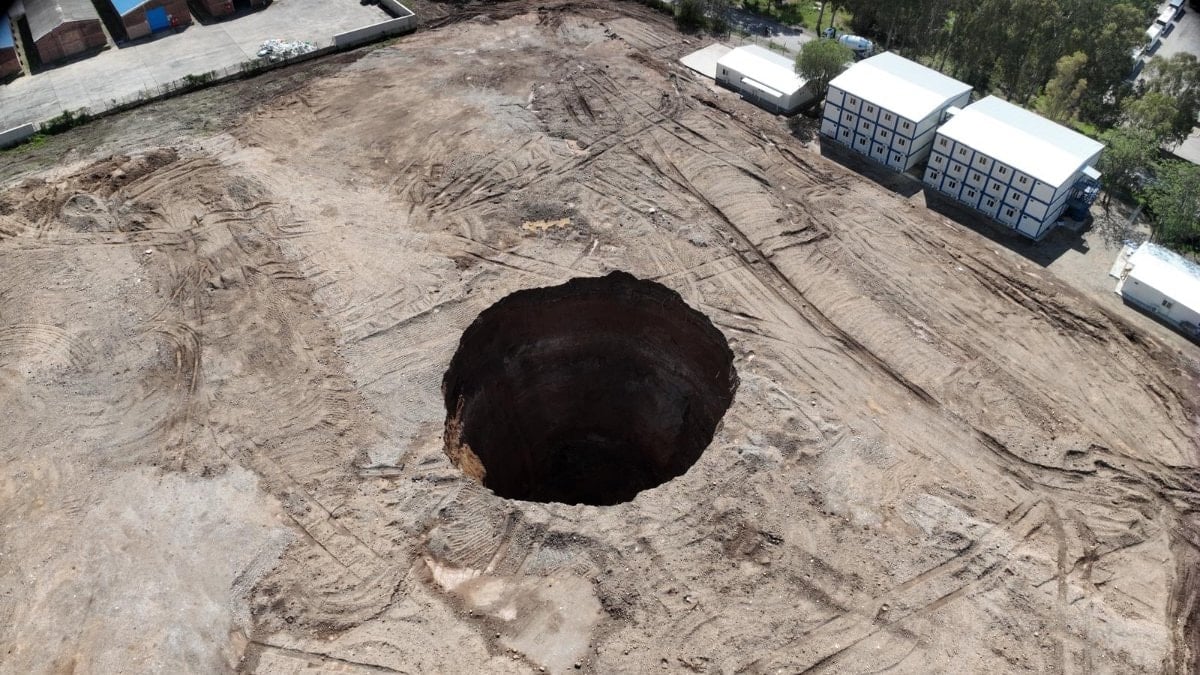 Hatay’da şantiyede 45 metrelik obruk oluştu