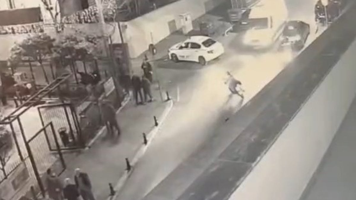 İstanbul'da motosikletlinin öldüğü kazanın yeni görüntüleri ortaya çıktı: Ambulans şoförü tutuklandı
