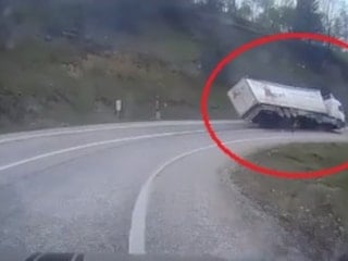 Bursa'da freni boşalan tır virajı alamayınca devrildi