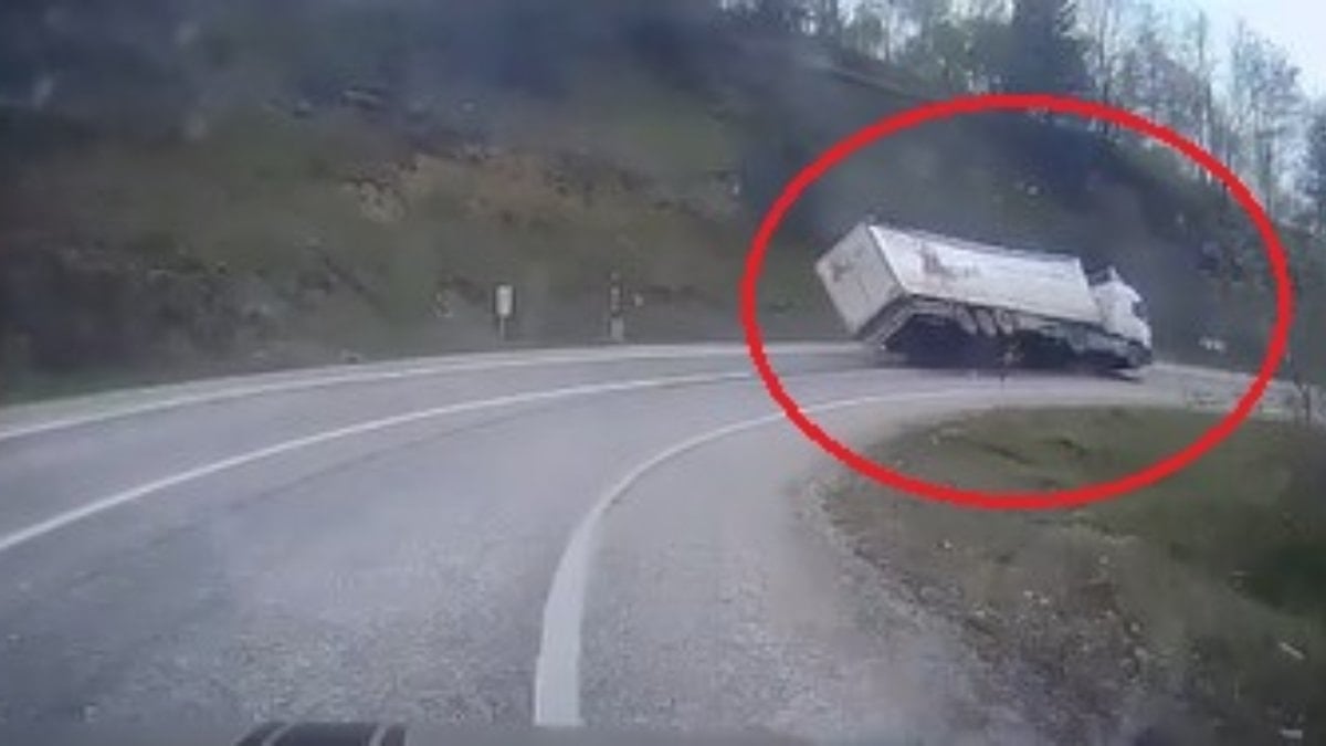 Bursa'da freni boşalan tır virajı alamayınca devrildi