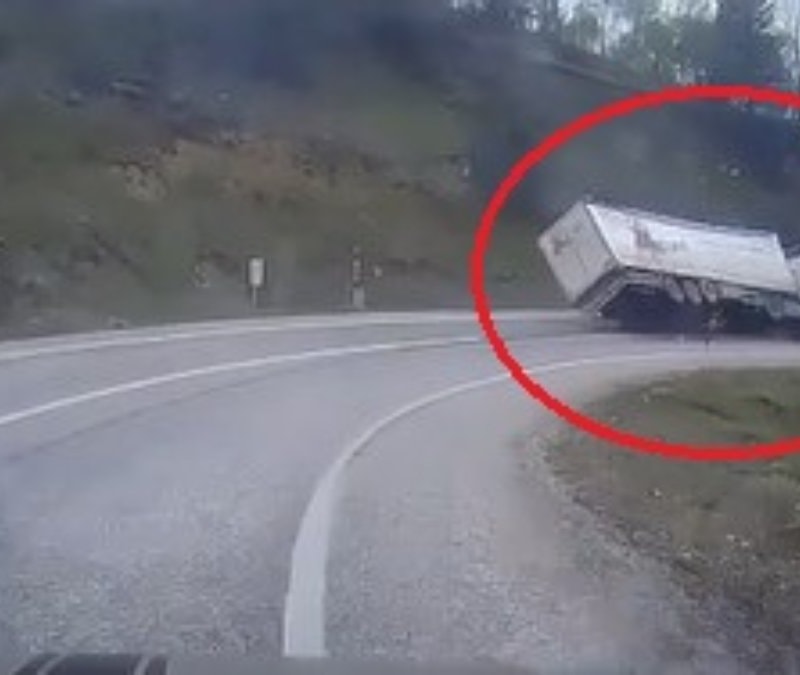 Bursa'da freni boşalan tır virajı alamayınca devrildi