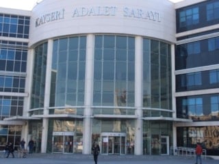 Kayseri'de 18 yıl hapis cezası alan kadın mahkeme salonunda ağladı