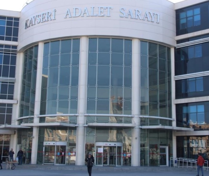 Kayseri'de 18 yıl hapis cezası alan kadın mahkeme salonunda ağladı