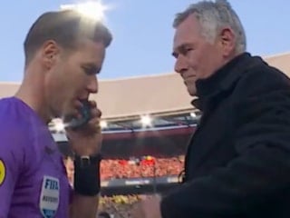 Hollandalı hakem, maçın ortasında telefonla konuştu