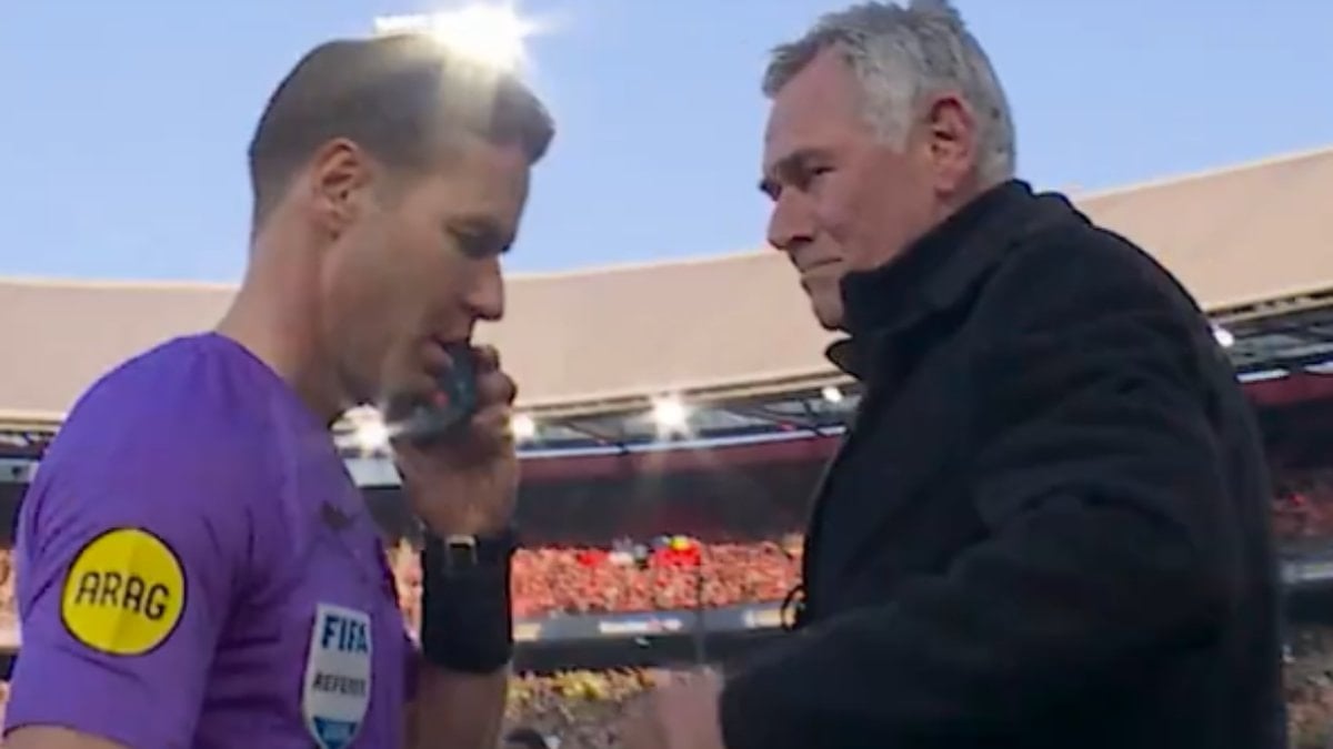 Hollandalı hakem, maçın ortasında telefonla konuştu