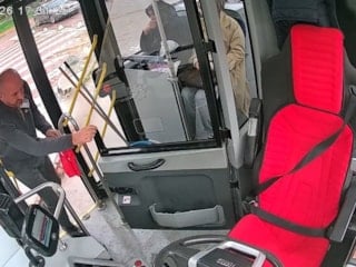 Malatya'da otobüs şoförü yerdeki Türk bayrağı için otobüsü durdurdu