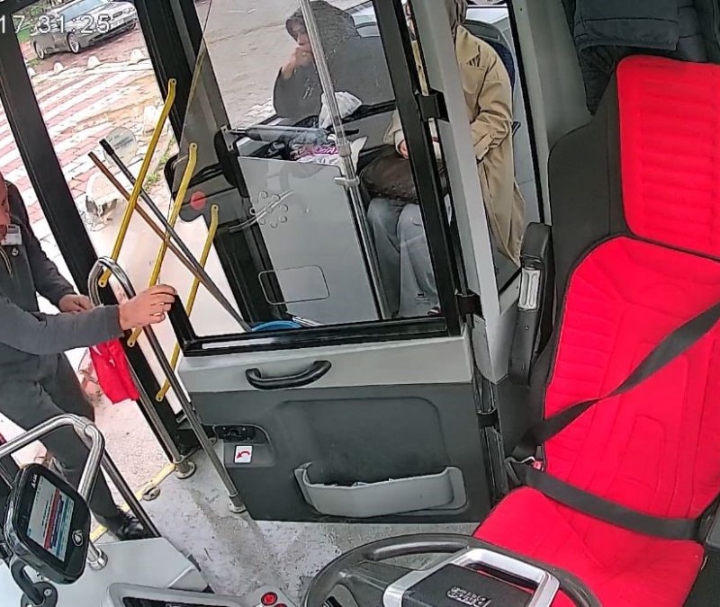 Malatya'da otobüs şoförü yerdeki Türk bayrağı için otobüsü durdurdu