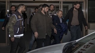 Tutuklanan eski Tunceli Valisi Tuncay Sonel, kelepçeyi gizlemeye çalıştı