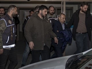 Tutuklanan eski Tunceli Valisi Tuncay Sonel, kelepçeyi gizlemeye çalıştı