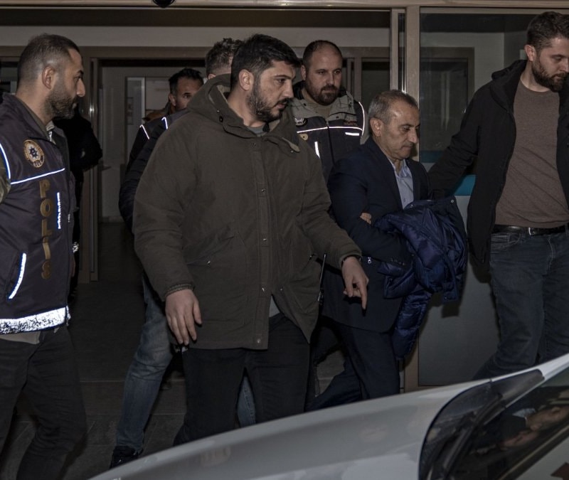 Tutuklanan eski Tunceli Valisi Tuncay Sonel, kelepçeyi gizlemeye çalıştı