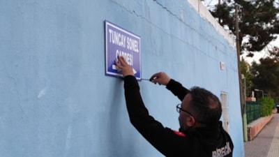 Tutuklanan vali Tuncay Sonel'in adının verildiği cadde tabelası söküldü