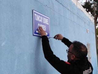 Tutuklanan vali Tuncay Sonel'in adının verildiği cadde tabelası söküldü