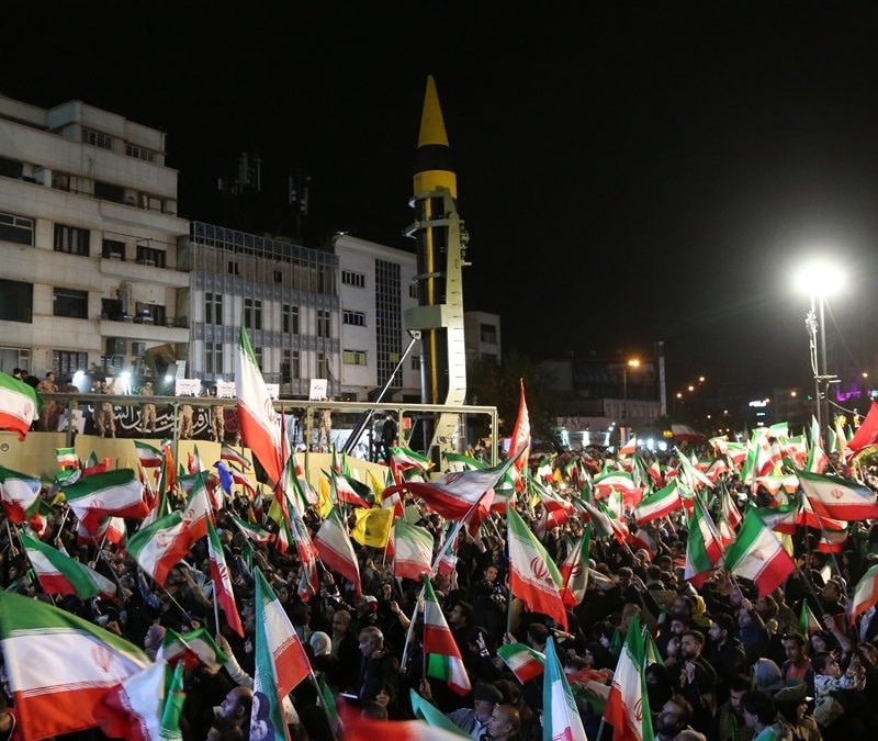 İran'da binlerce kişiden ABD ve İsrail'e 